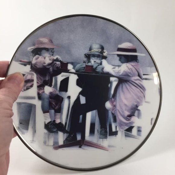 1997 Kim Anderson Sharing Friendship, Laughter and Love Girls Collector Plate En - Picture 1 of 6